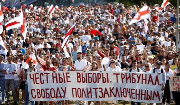 флаги на митингах в минске